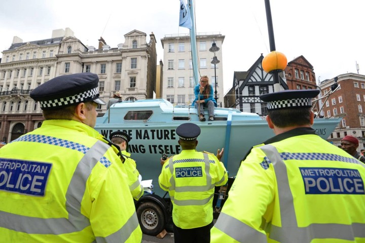 Extinction Rebellion protests: Girl, 14, and boy, 17, arrested in London on final day of 'Summer Uprising' 